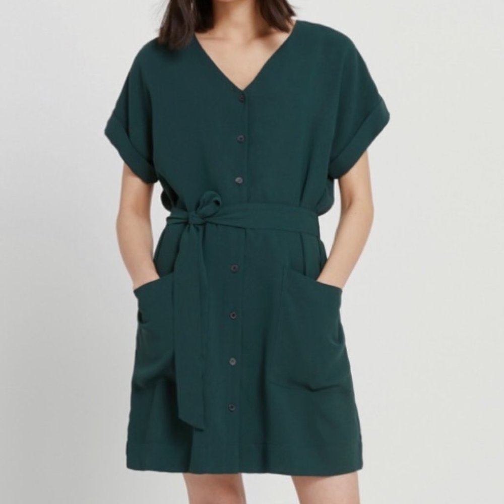 Short-Sleeved Chiffon Belted Dress in Deep Green